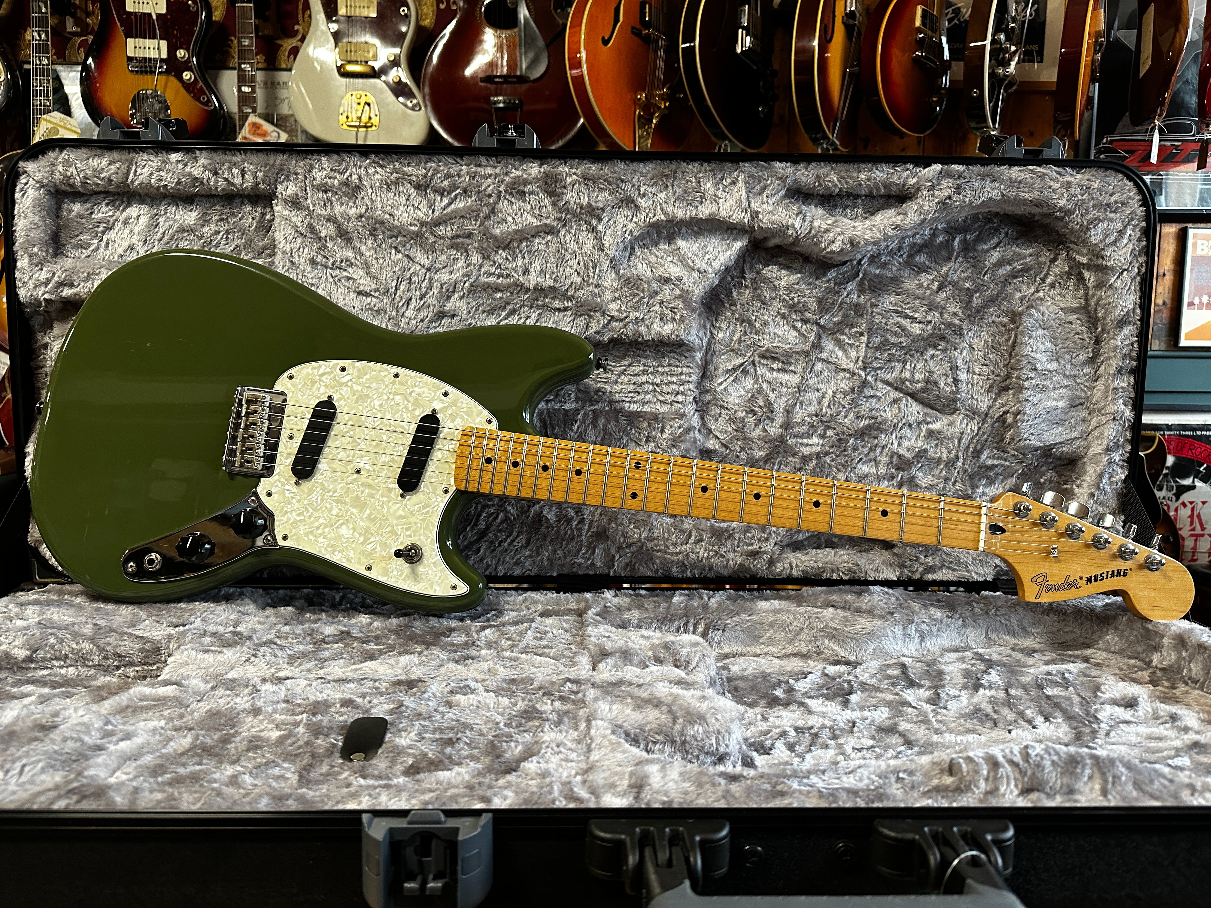 Fender Offset Series Mustang Olive 2017 - Some Neck Guitars 