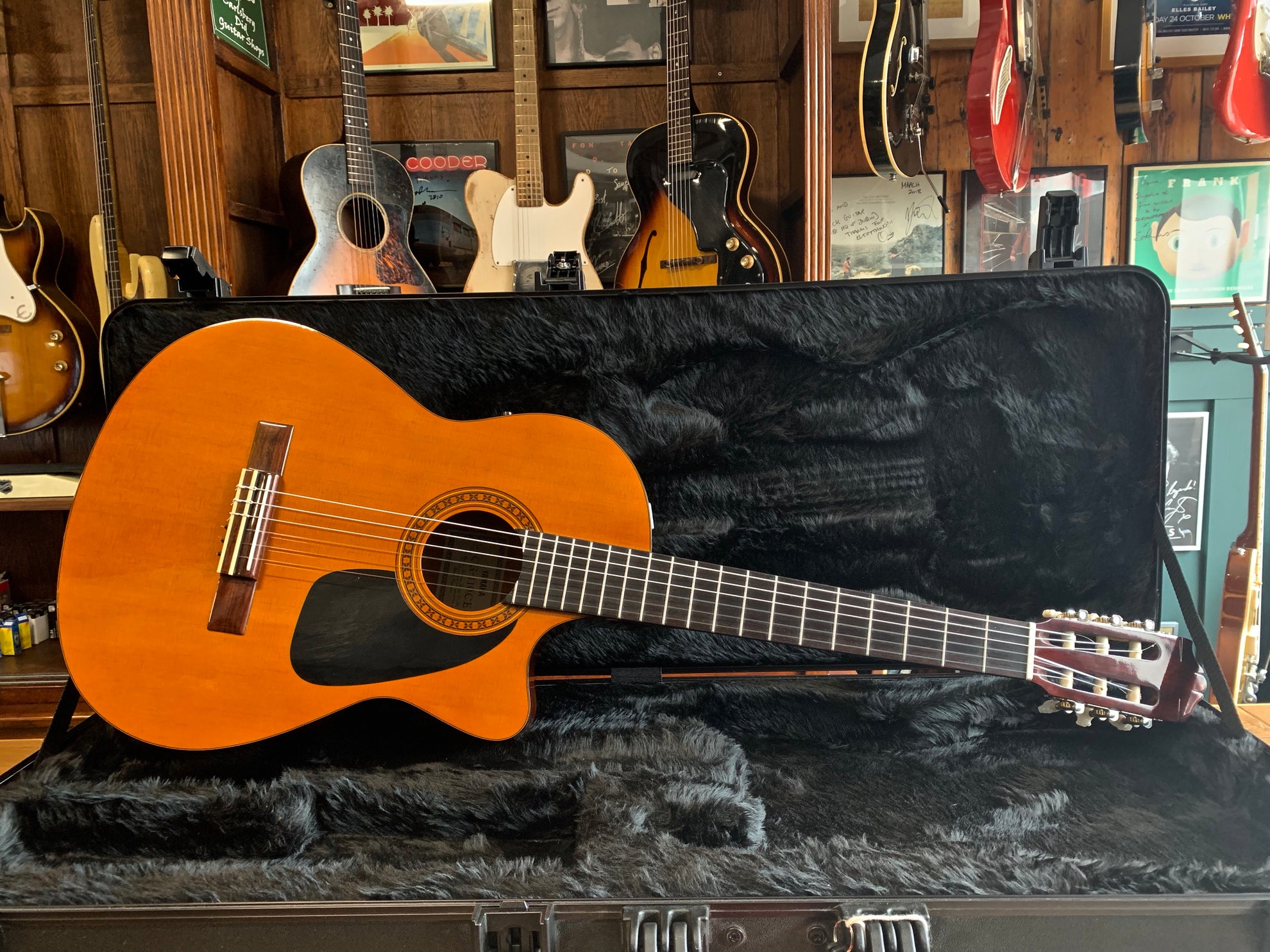 Cg 110 yamaha guitar hotsell